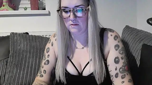 Snapshot of Sizzling_Indie36 chatting on November 15, 2025, 8:49 pm Sizzling Indie36 online show from November 15, 2025, 8:49 pm