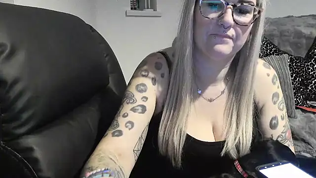 Snapshot of Sizzling_Indie36 chatting on December 15, 2025, 7:07 pm Sizzling Indie36 online show from December 15, 2025, 7:07 pm