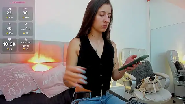 SaraJonness online show from November 19, 2025, 9:48 pm