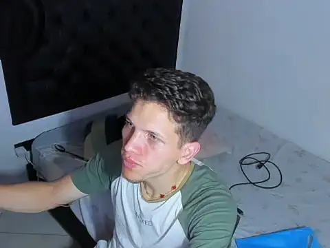 Snapshot of kevinkewman chatting on December 17, 2025, 3:51 pm kevinkewman online show from December 17, 2025, 3:51 pm