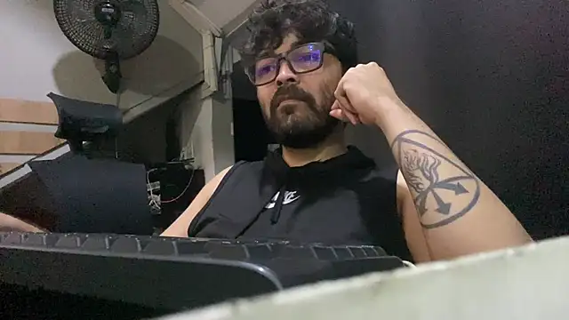 Snapshot of Freakydrag chatting on November 14, 2025, 4:00 am Freakydrag online show from November 14, 2025, 4:00 am