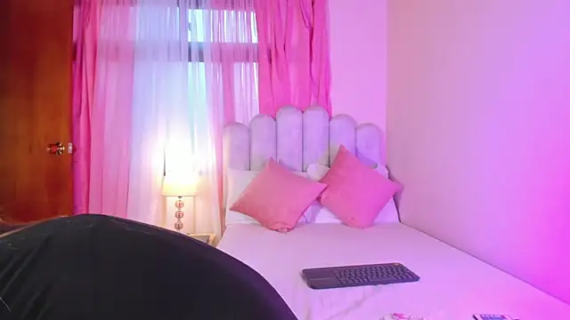 Snapshot of zaraquiinn chatting on November 14, 2025, 9:57 pm zaraquiinn online show from November 14, 2025, 9:57 pm