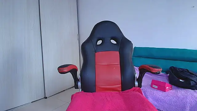 lovehotpink online show from November 28, 2025, 8:11 pm