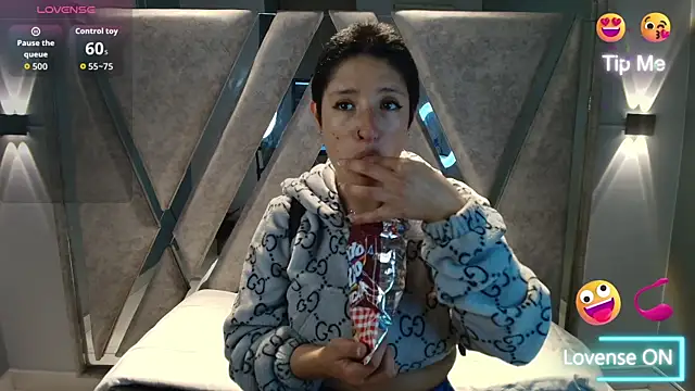 Elaine87  online show from November 1, 2025, 10:45 pm