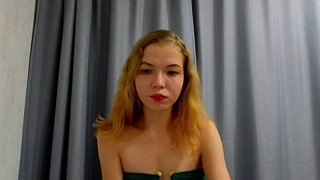 EmilyLuv online show from November 4, 2025, 9:14 pm