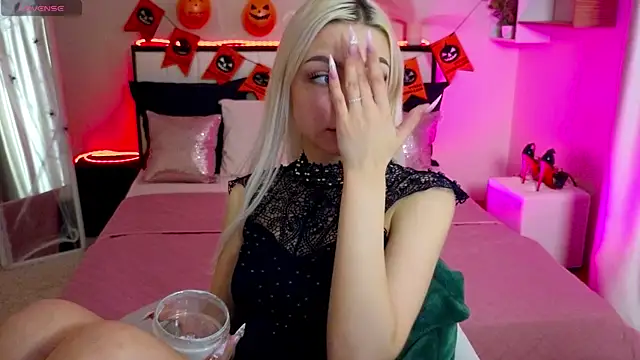 Snapshot of LinaLirian chatting on October 28, 2025, 1:47 pm LinaLirian online show from October 28, 2025, 1:47 pm