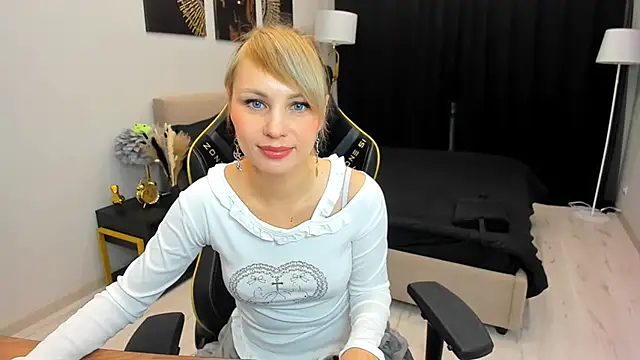 Snapshot of LindaSandy_1 chatting on October 8, 2025, 6:11 am LindaSandy 1 online show from October 8, 2025, 6:11 am