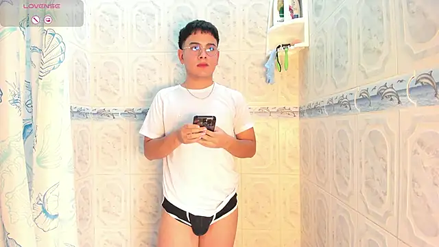 Snapshot of Young_Ben chatting on November 15, 2025, 6:04 pm Young Ben online show from November 15, 2025, 6:04 pm