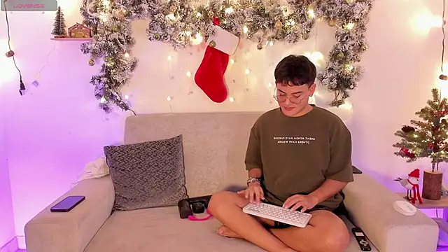 Snapshot of Young_Ben chatting on December 4, 2025, 12:31 am Young Ben online show from December 4, 2025, 12:31 am