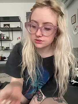 Snapshot of seeunexttuesday chatting on November 18, 2025, 4:22 pm seeunexttuesday online show from November 18, 2025, 4:22 pm