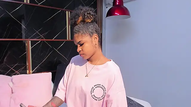 Snapshot of HannyThompson chatting on November 19, 2025, 12:05 pm HannyThompson online show from November 19, 2025, 12:05 pm