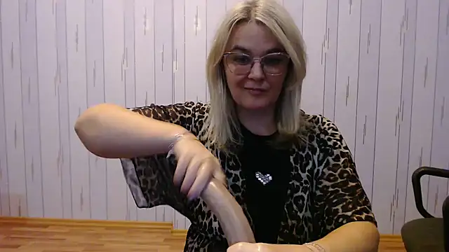 Snapshot of EleanoraDream chatting on November 7, 2025, 5:13 pm EleanoraDream online show from November 7, 2025, 5:13 pm