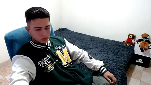 Snapshot of santii_ss chatting on October 15, 2025, 7:47 pm santii ss online show from October 15, 2025, 7:47 pm