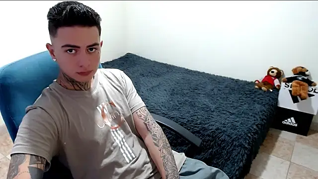 Snapshot of santii_ss chatting on October 25, 2025, 4:24 pm santii ss online show from October 25, 2025, 4:24 pm