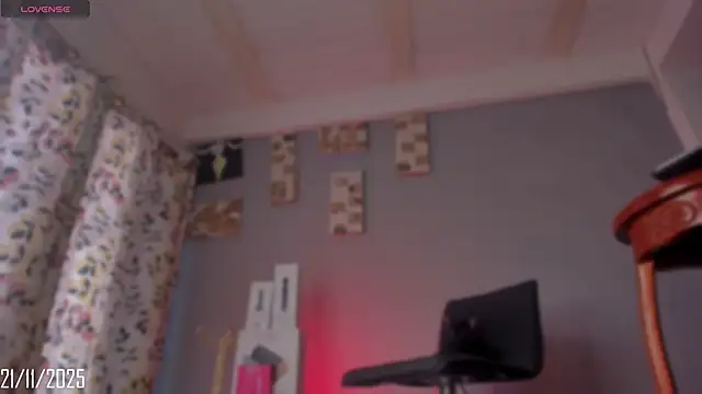 Chloe cooperr online show from November 21, 2025, 12:59 pm