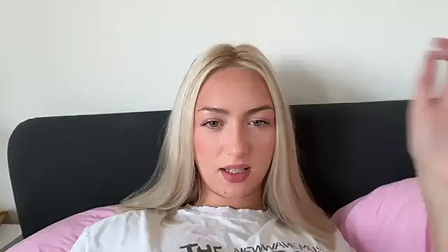 Snapshot of Kitty_Swetty chatting on October 2, 2025, 10:44 am Kitty Swetty online show from October 2, 2025, 10:44 am