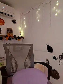 LeilaEbony online show from October 6, 2025, 2:25 pm