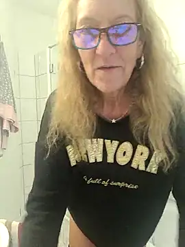 Snapshot of HotWifeLyn68 chatting on December 3, 2025, 2:37 pm HotWifeLyn68 online show from December 3, 2025, 2:37 pm