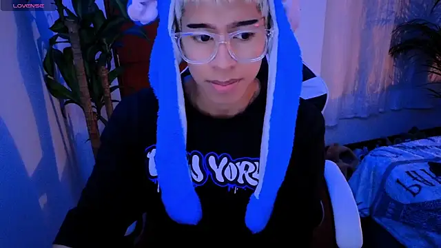 Snapshot of taichi_bluy chatting on October 2, 2025, 4:19 am taichi bluy online show from October 2, 2025, 4:19 am