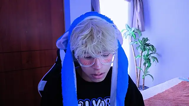 Snapshot of taichi_bluy chatting on November 15, 2025, 6:15 pm taichi bluy online show from November 15, 2025, 6:15 pm