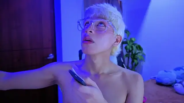 Snapshot of taichi_bluy chatting on November 21, 2025, 10:08 pm taichi bluy online show from November 21, 2025, 10:08 pm