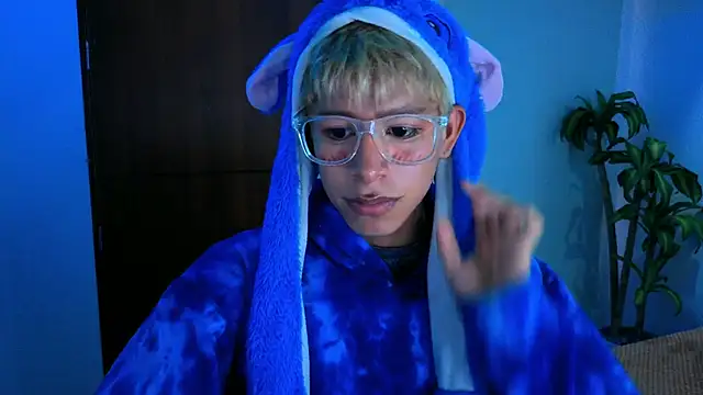 Snapshot of taichi_bluy chatting on November 24, 2025, 8:08 pm taichi bluy online show from November 24, 2025, 8:08 pm