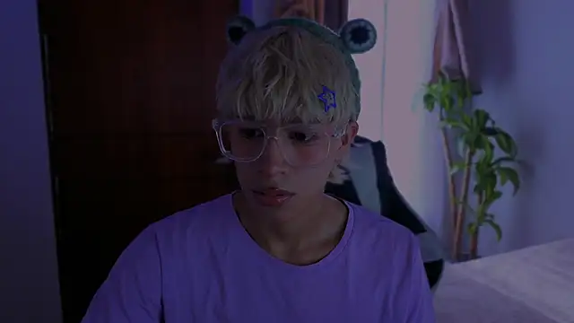 Snapshot of taichi_bluy chatting on December 2, 2025, 8:15 pm taichi bluy online show from December 2, 2025, 8:15 pm