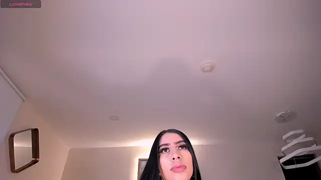 LeahLombardi  online show from November 14, 2025, 3:16 am