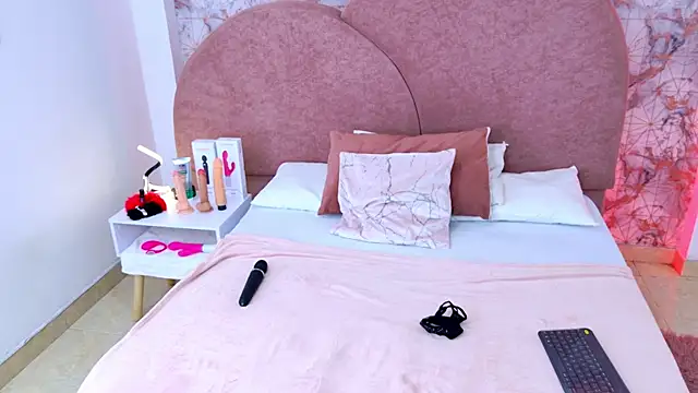 Snapshot of RavenGloomy chatting on November 4, 2025, 7:57 pm RavenGloomy online show from November 4, 2025, 7:57 pm