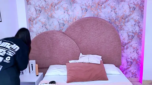 Snapshot of RavenGloomy chatting on November 6, 2025, 8:32 pm RavenGloomy online show from November 6, 2025, 8:32 pm