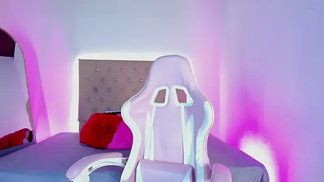 Snapshot of Zafiro__Brown chatting on September 12, 2025, 1:22 pm Zafiro Brown online show from September 12, 2025, 1:22 pm