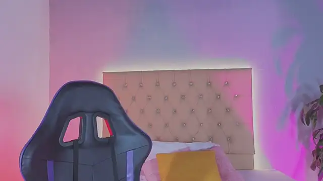 Snapshot of Zafiro__Brown chatting on November 21, 2025, 12:04 pm Zafiro Brown online show from November 21, 2025, 12:04 pm