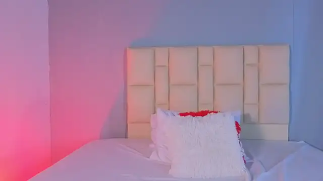 Snapshot of Zafiro__Brown chatting on December 3, 2025, 12:03 pm Zafiro Brown online show from December 3, 2025, 12:03 pm