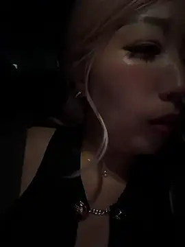 Snapshot of winter11 chatting on November 26, 2025, 3:35 pm winter11 online show from November 26, 2025, 3:35 pm