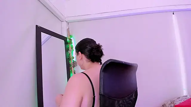 catleya noire online show from October 8, 2025, 8:06 pm