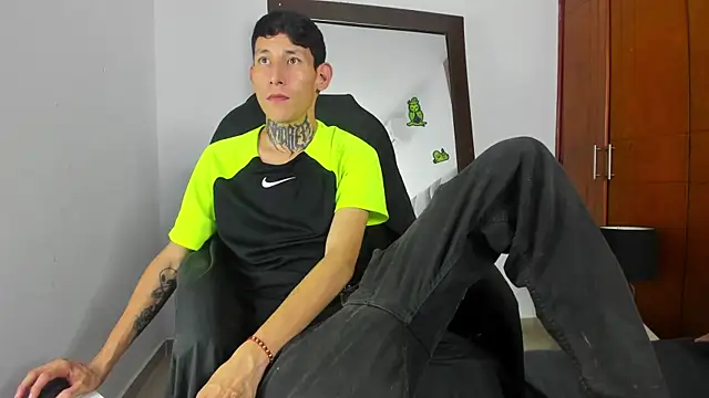Snapshot of Davide_444 chatting on October 12, 2025, 3:49 am Davide 444 online show from October 12, 2025, 3:49 am