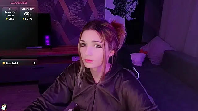 Sandy Belle online show from September 18, 2025, 6:32 pm