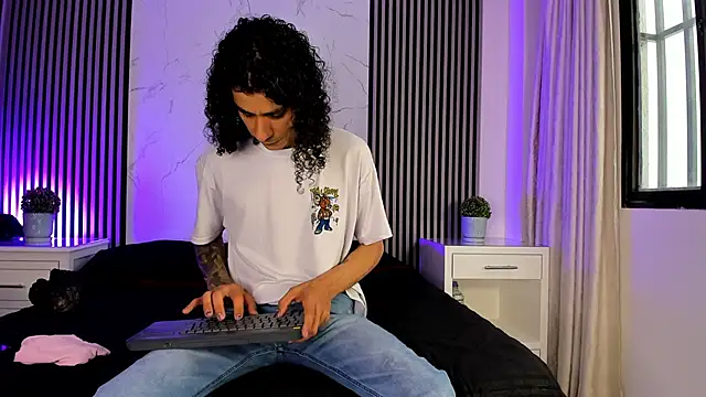 Snapshot of JackAndRosse_ chatting on November 1, 2025, 1:24 pm JackAndRosse online show from November 1, 2025, 1:24 pm