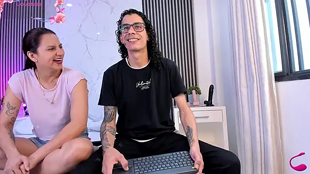 Snapshot of JackAndRosse_ chatting on December 2, 2025, 1:28 pm JackAndRosse online show from December 2, 2025, 1:28 pm