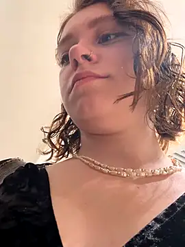 lucy-joy online show from September 19, 2025, 9:54 am