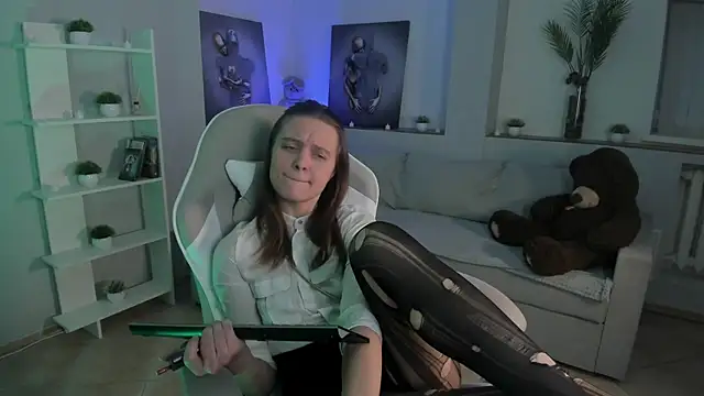 Snapshot of AlicePill chatting on November 22, 2025, 2:10 am AlicePill online show from November 22, 2025, 2:10 am