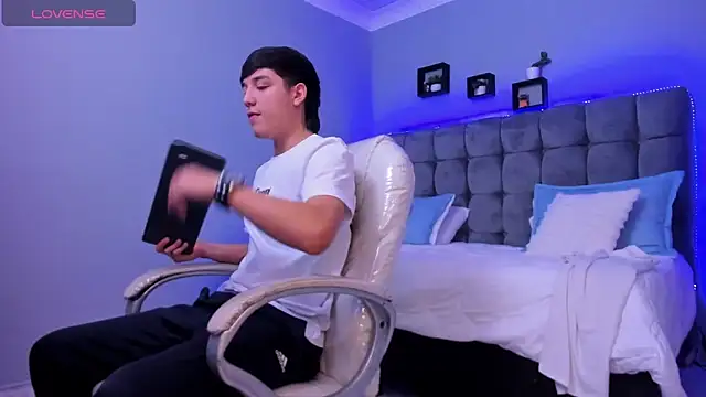 Snapshot of Ares_di_martin chatting on November 25, 2025, 5:40 am Ares di martin online show from November 25, 2025, 5:40 am