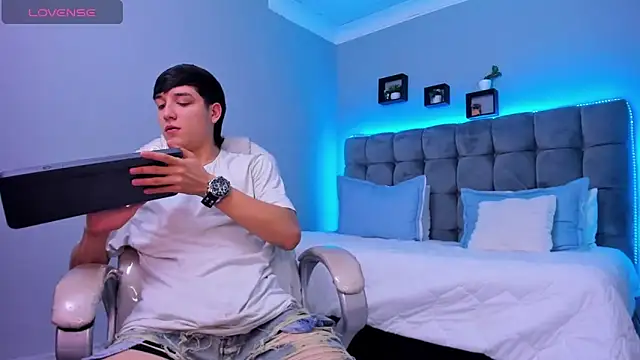 Snapshot of Ares_di_martin chatting on November 28, 2025, 5:32 am Ares di martin online show from November 28, 2025, 5:32 am