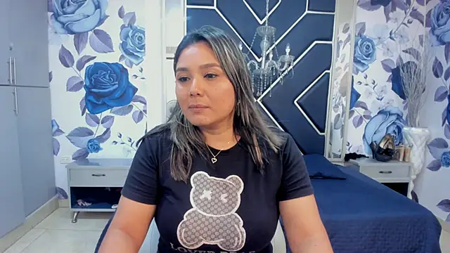 LatinaHoleQueen online show from October 25, 2025, 2:56 pm