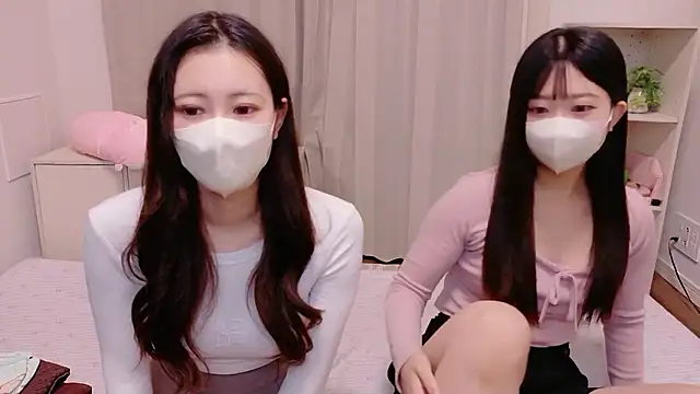 MOEMOE-Q online show from October 17, 2025, 4:09 pm