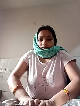 Snapshot of Trisha_71 chatting on November 17, 2025, 3:45 am Trisha 71 online show from November 17, 2025, 3:45 am