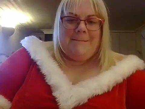 Snapshot of Kinkyhousewife83 chatting on December 14, 2025, 4:23 pm Kinkyhousewife83 online show from December 14, 2025, 4:23 pm