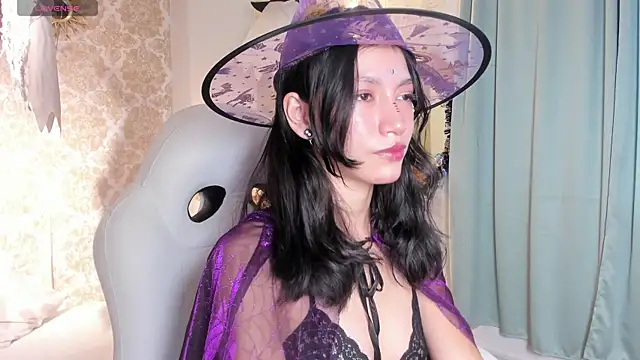 LilyThea online show from October 31, 2025, 9:16 pm