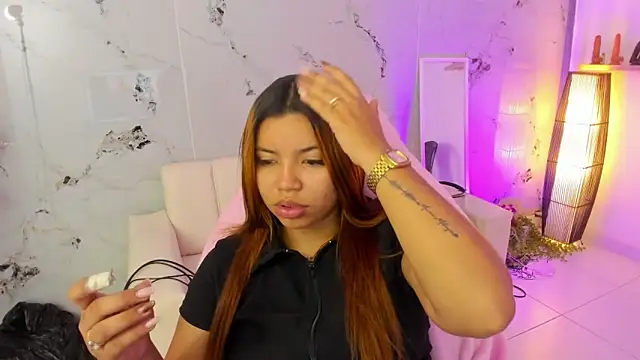 Snapshot of scarlett_enjoy1 chatting on November 10, 2025, 1:32 pm scarlett enjoy1 online show from November 10, 2025, 1:32 pm