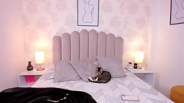 ShaynaHosk online show from September 8, 2025, 8:19 pm